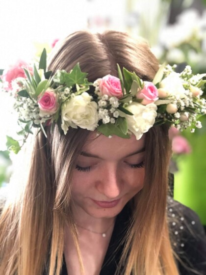 Couronne de fleurs fraiches aux couleurs pastel.