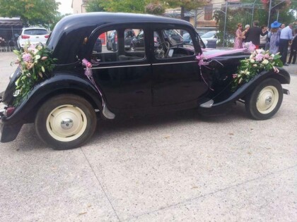 <br/>Alliance d'une voiture de collection et de jolies fleurs pour un mariage pas comme les autres.